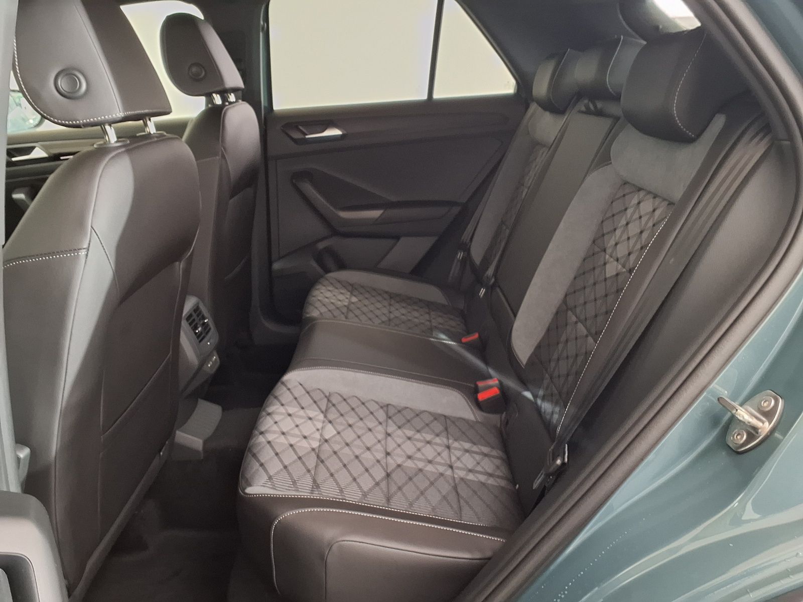 Fahrzeugabbildung Volkswagen T-Roc R-Line 1.5 TSI 7-Gang-DSG Automatik