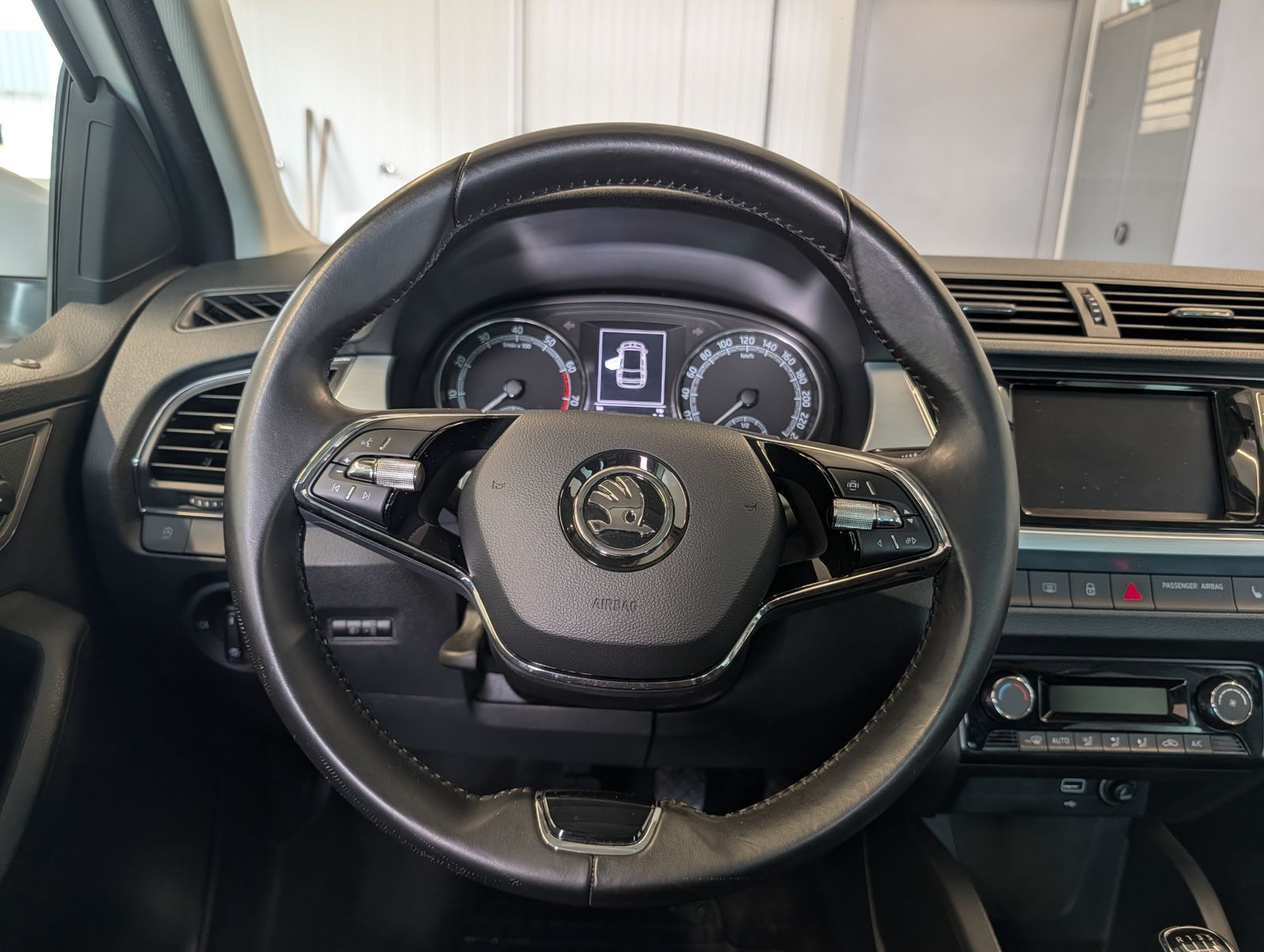 Fahrzeugabbildung SKODA Fabia Combi 1.0 TSI Ambition NAV SHZ Full-Link PDC VLB