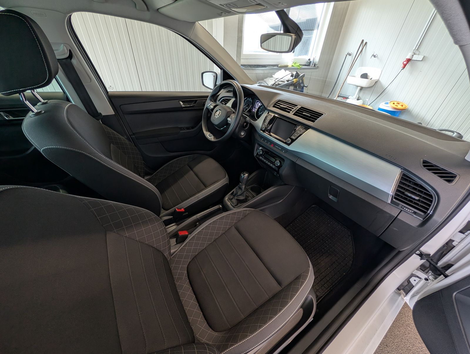 Fahrzeugabbildung SKODA Fabia Combi 1.0 TSI Ambition NAV SHZ Full-Link PDC VLB