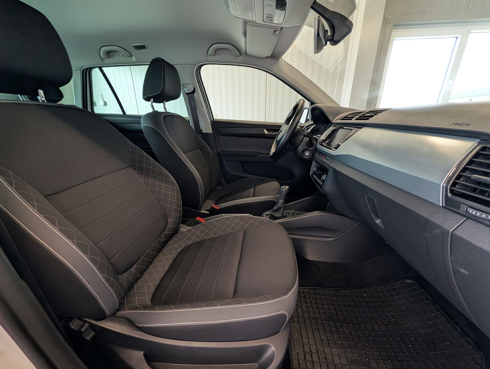 Fahrzeugabbildung SKODA Fabia Combi 1.0 TSI Ambition NAV SHZ Full-Link PDC VLB