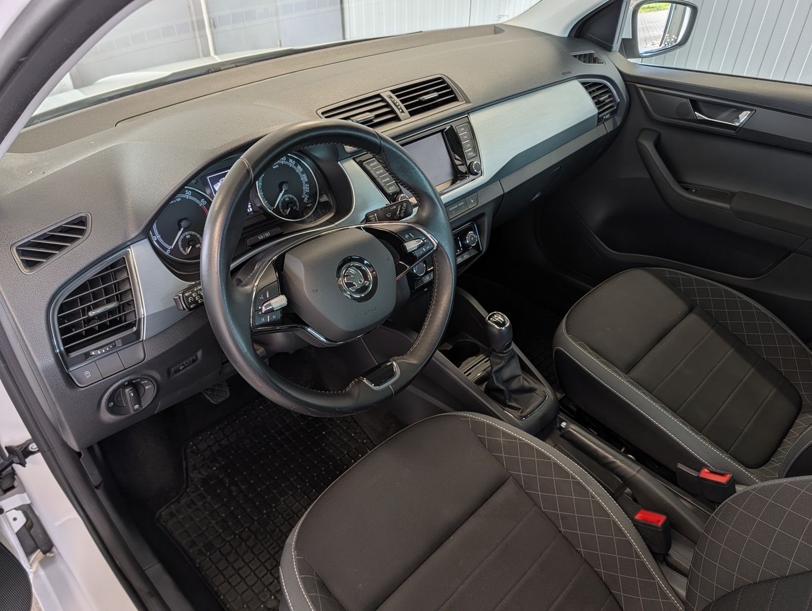 Fahrzeugabbildung SKODA Fabia Combi 1.0 TSI Ambition NAV SHZ Full-Link PDC VLB