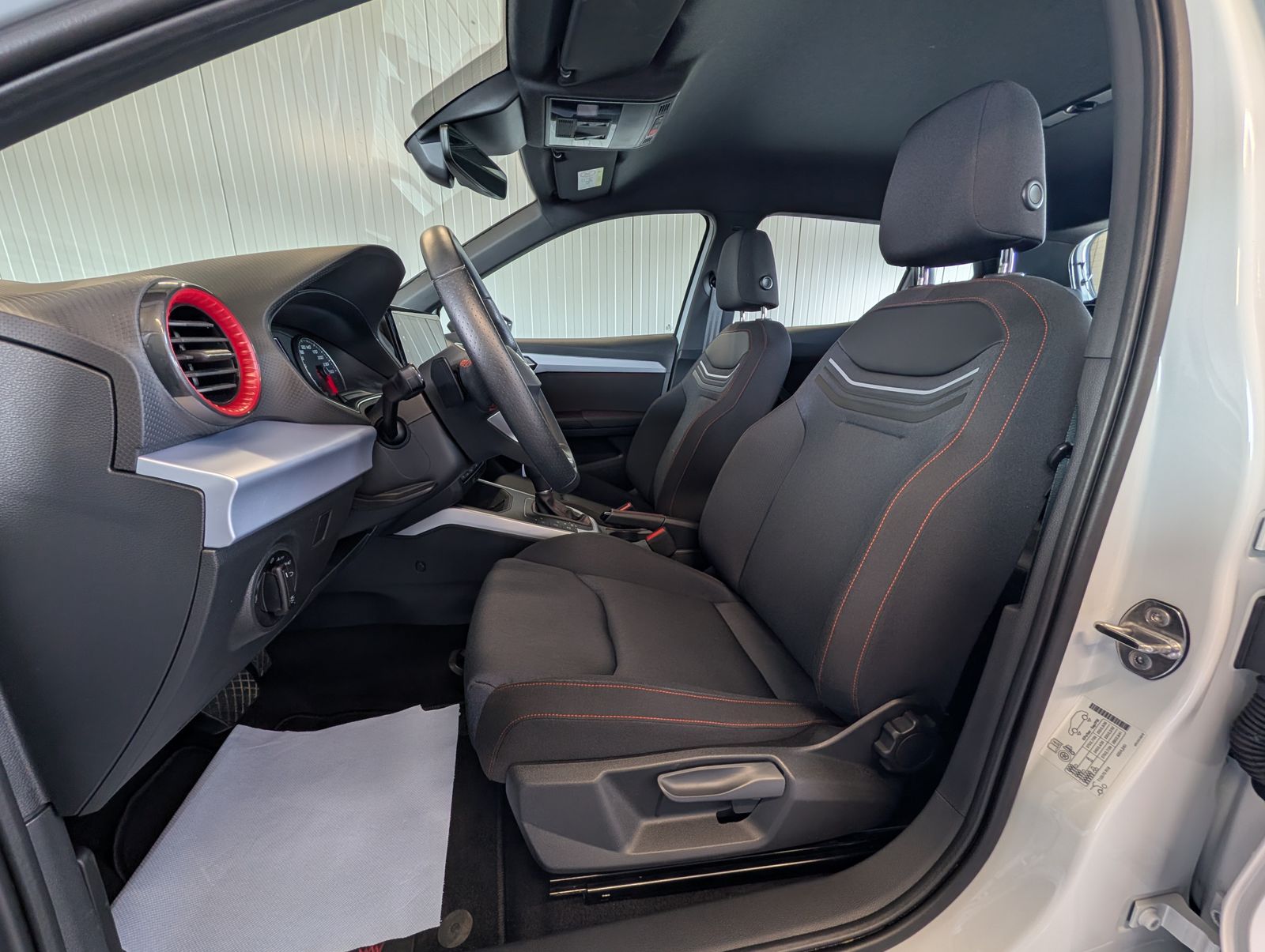 Fahrzeugabbildung SEAT Arona 1.5 TSI FR DSG AHK NAV PLA LED SHZ Full Link VLB