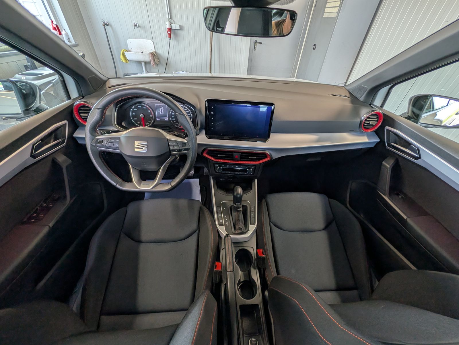 Fahrzeugabbildung SEAT Arona 1.5 TSI FR DSG AHK NAV PLA LED SHZ Full Link VLB