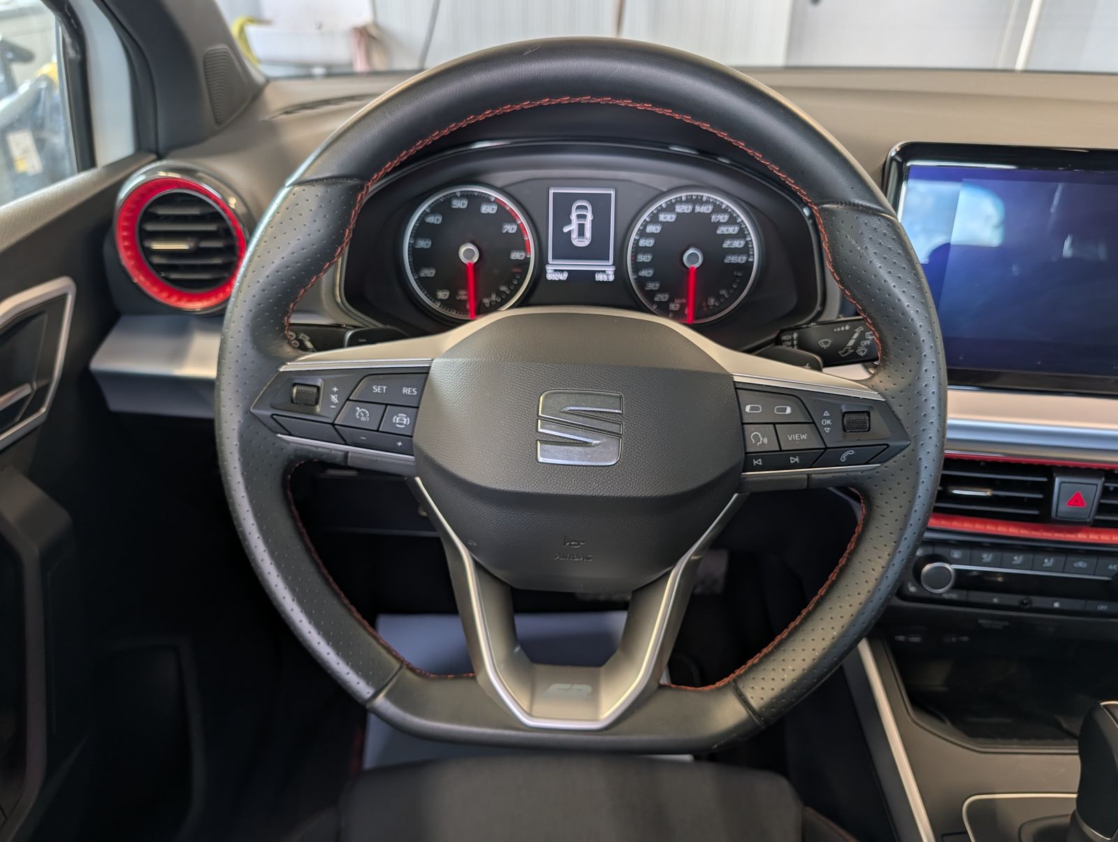 Fahrzeugabbildung SEAT Arona 1.5 TSI FR DSG AHK NAV PLA LED SHZ Full Link VLB