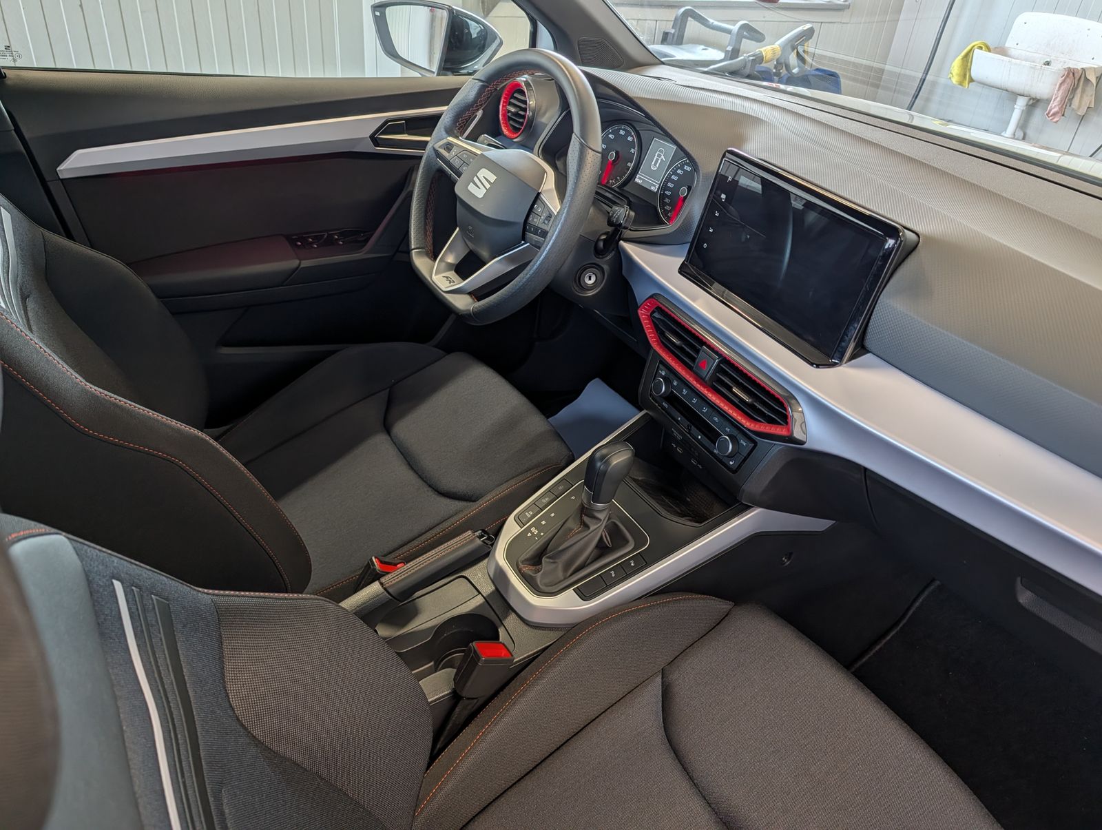 Fahrzeugabbildung SEAT Arona 1.5 TSI FR DSG AHK NAV PLA LED SHZ Full Link VLB