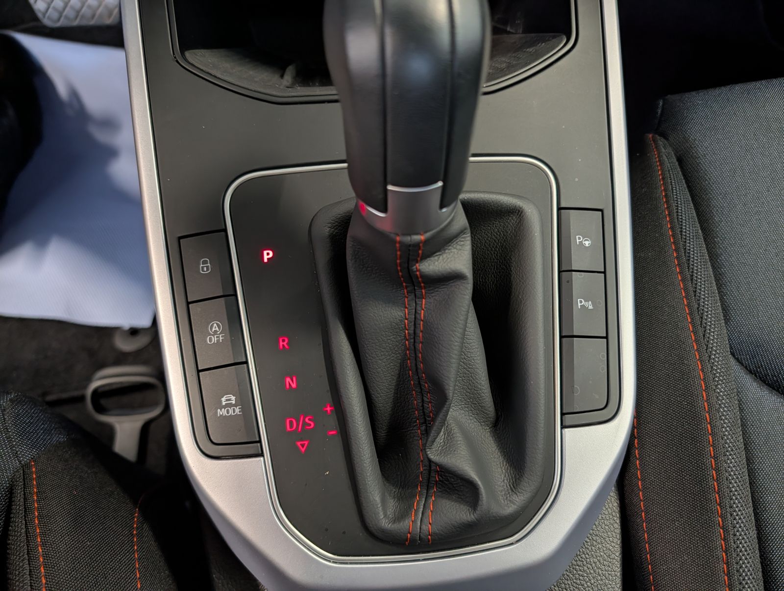 Fahrzeugabbildung SEAT Arona 1.5 TSI FR DSG AHK NAV PLA LED SHZ Full Link VLB