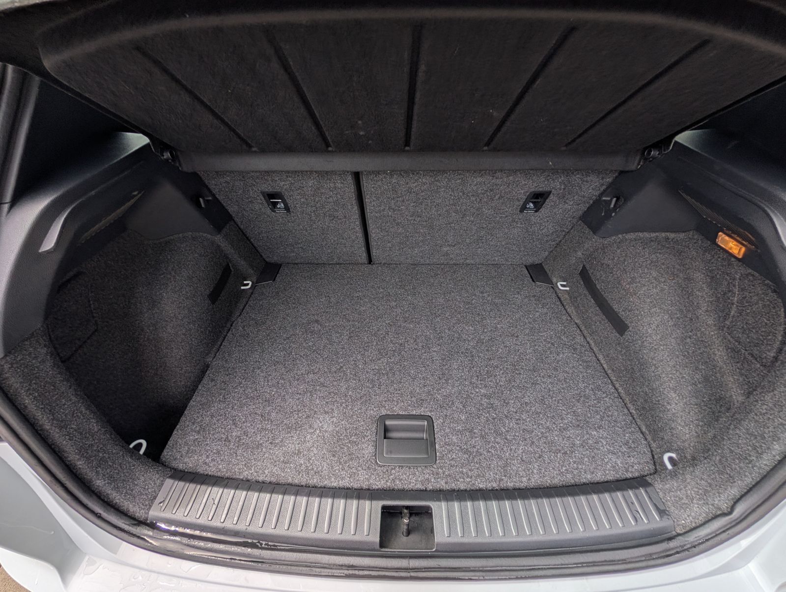 Fahrzeugabbildung SEAT Arona 1.5 TSI FR DSG AHK NAV PLA LED SHZ Full Link VLB