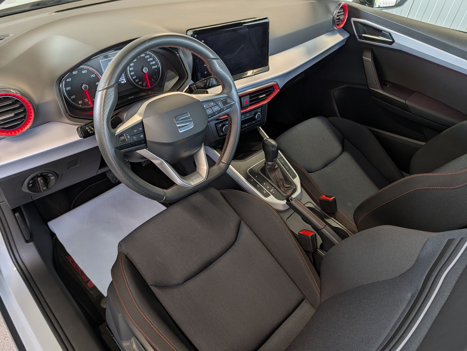 Fahrzeugabbildung SEAT Arona 1.5 TSI FR DSG AHK NAV PLA LED SHZ Full Link VLB