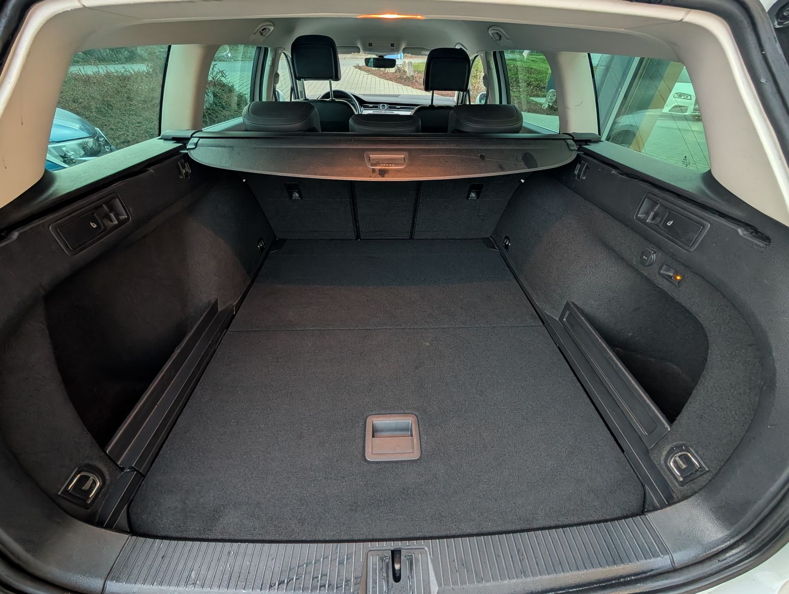 Fahrzeugabbildung Volkswagen Passat Variant Highline 2.0 TDI LED ERGO PDC Kamera NAV AHK