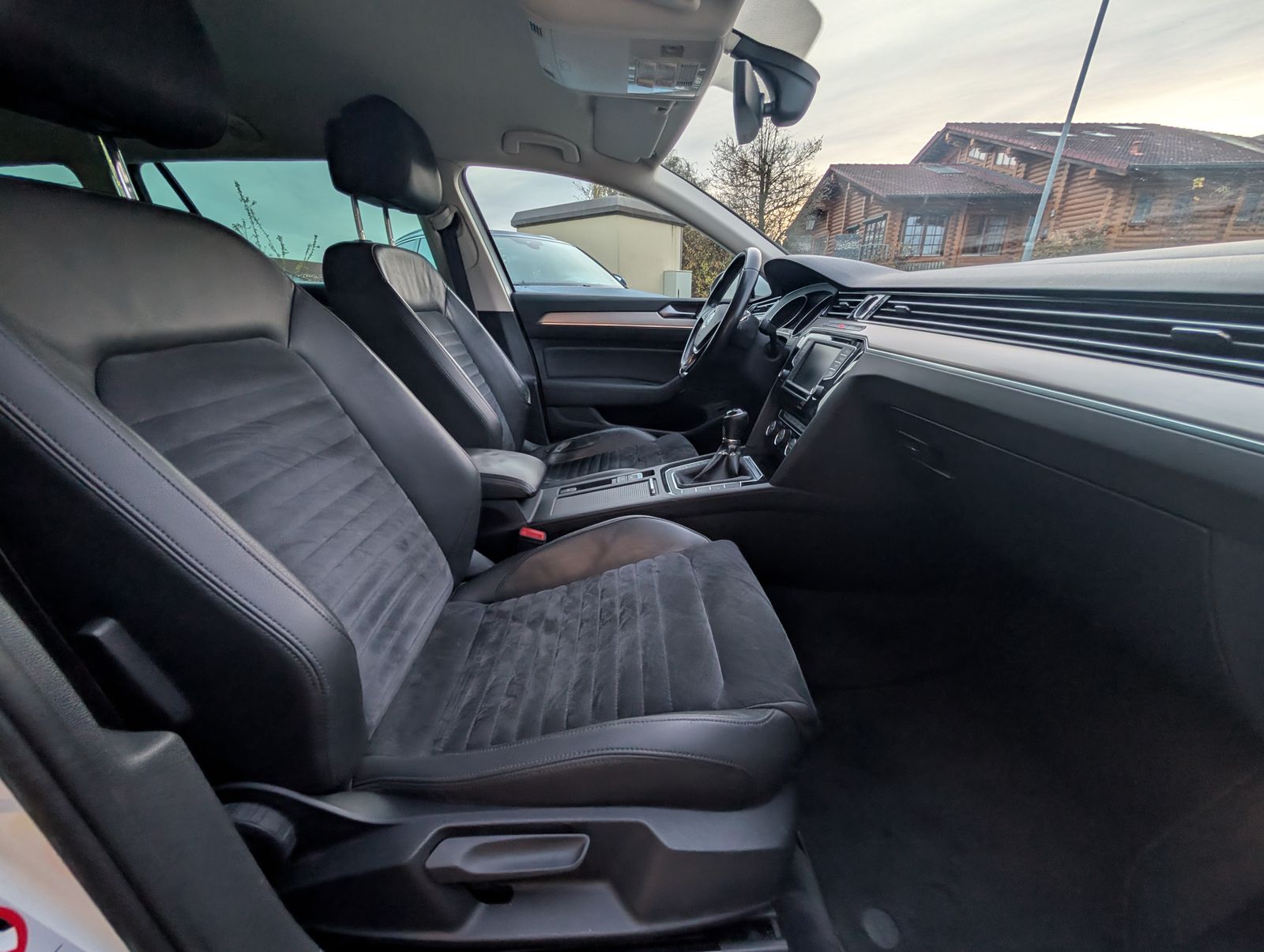 Fahrzeugabbildung Volkswagen Passat Variant Highline 2.0 TDI LED ERGO PDC Kamera NAV AHK