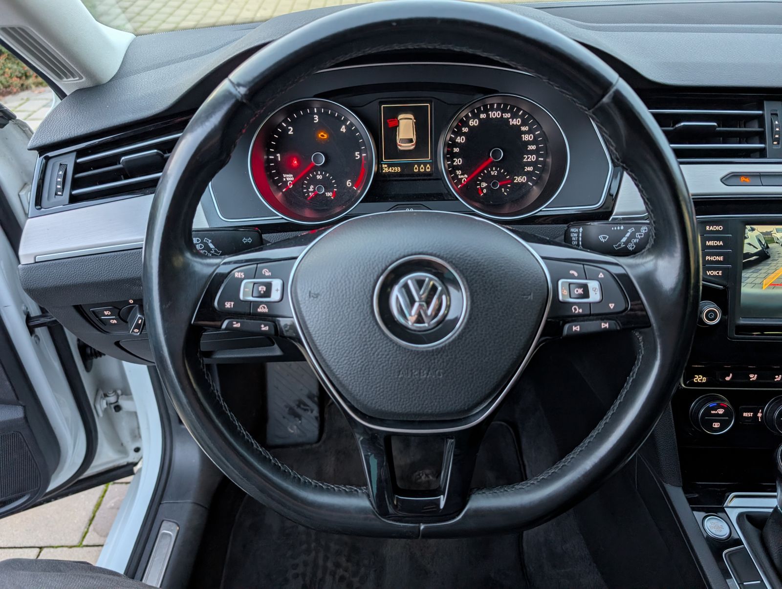 Fahrzeugabbildung Volkswagen Passat Variant Highline 2.0 TDI LED ERGO PDC Kamera NAV AHK