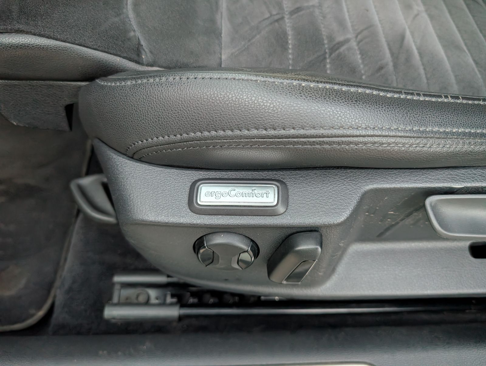 Fahrzeugabbildung Volkswagen Passat Variant Highline 2.0 TDI LED ERGO PDC Kamera NAV AHK