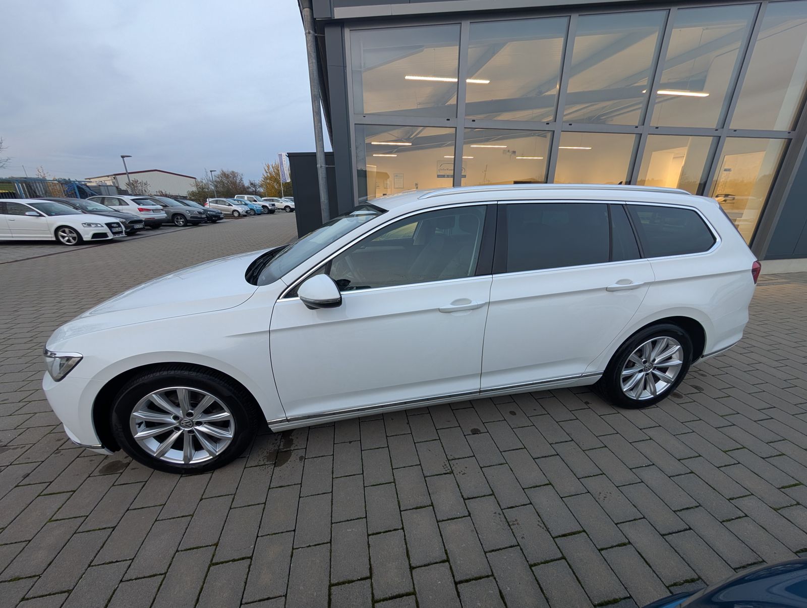 Fahrzeugabbildung Volkswagen Passat Variant Highline 2.0 TDI LED ERGO PDC Kamera NAV AHK