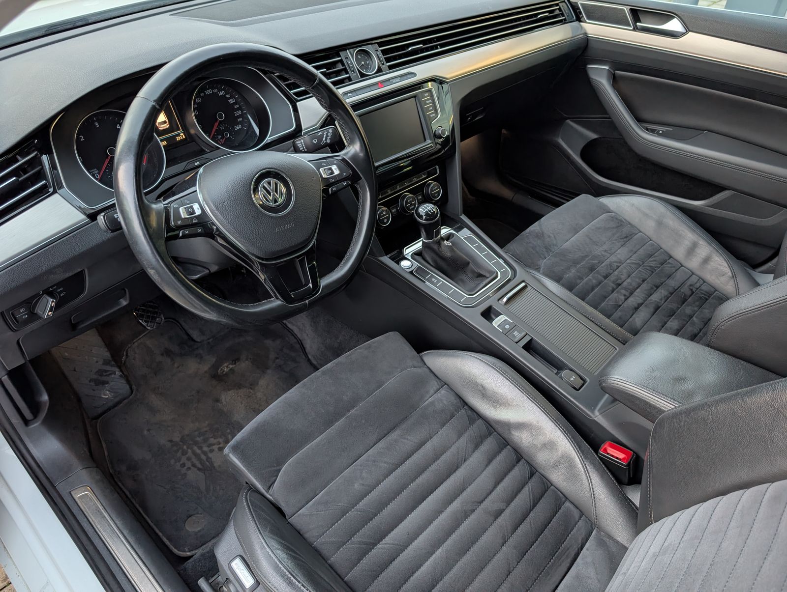 Fahrzeugabbildung Volkswagen Passat Variant Highline 2.0 TDI LED ERGO PDC Kamera NAV AHK
