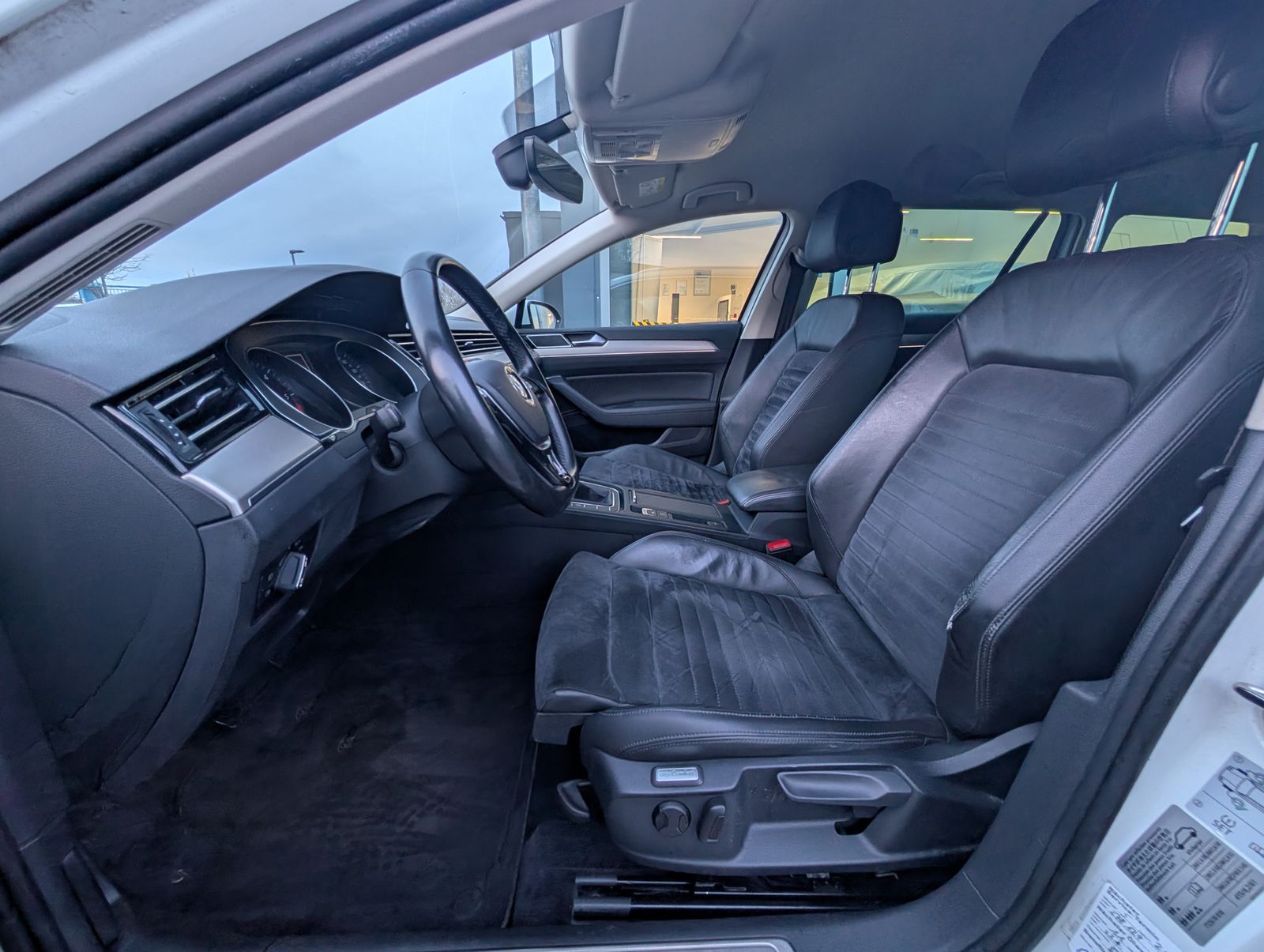 Fahrzeugabbildung Volkswagen Passat Variant Highline 2.0 TDI LED ERGO PDC Kamera NAV AHK