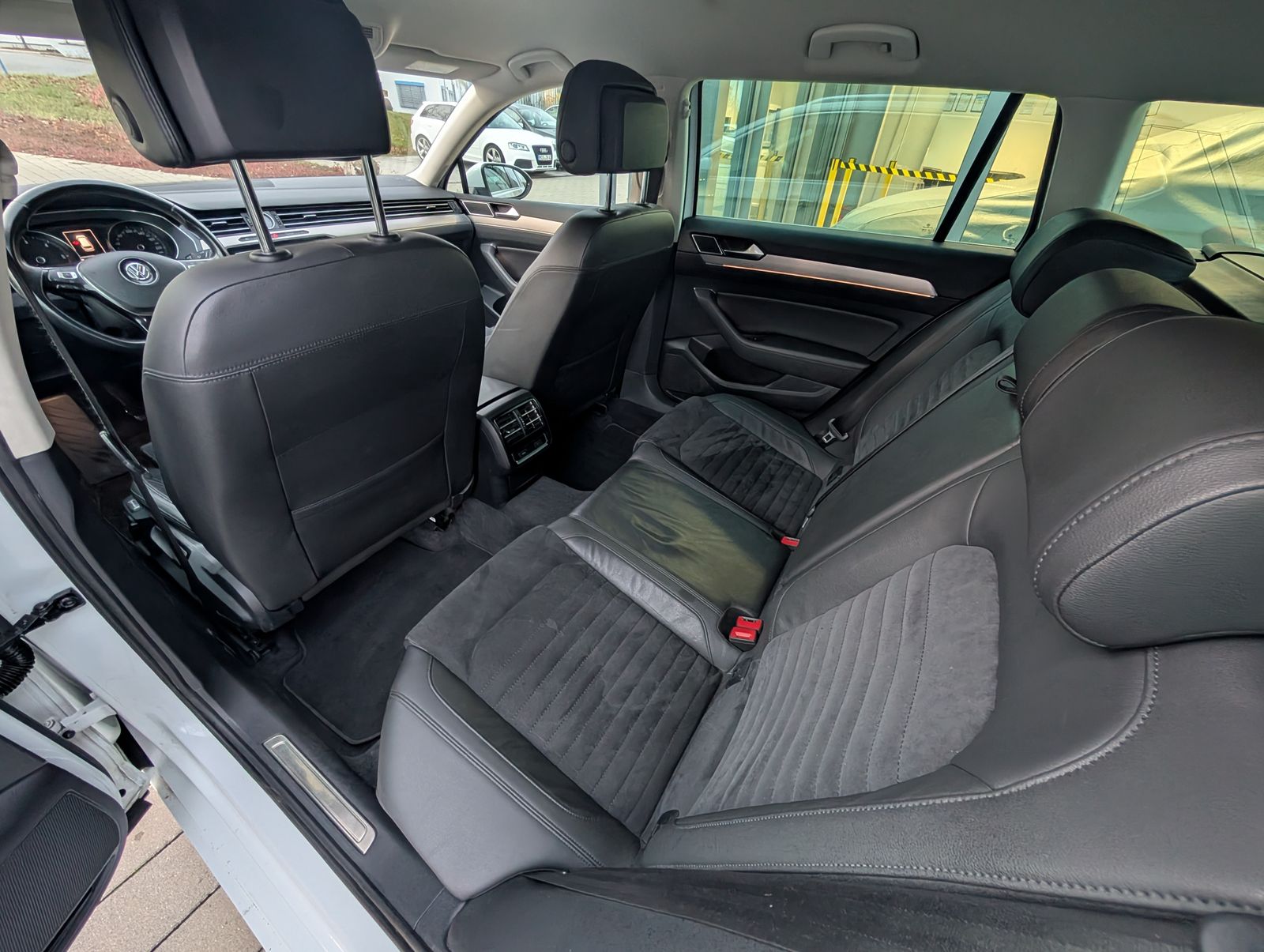 Fahrzeugabbildung Volkswagen Passat Variant Highline 2.0 TDI LED ERGO PDC Kamera NAV AHK