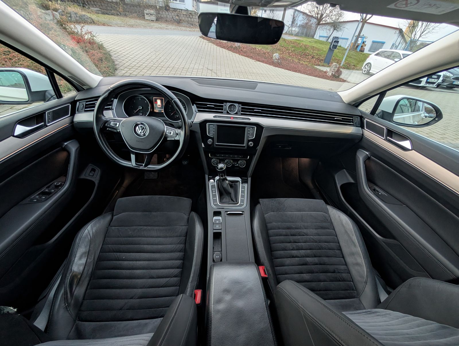 Fahrzeugabbildung Volkswagen Passat Variant Highline 2.0 TDI LED ERGO PDC Kamera NAV AHK