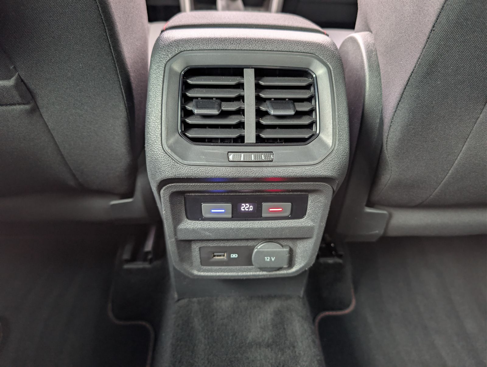 Fahrzeugabbildung Volkswagen Tiguan Comfortline Sound 1.4 TSI ACC SHZ NAV Parkl Kamera