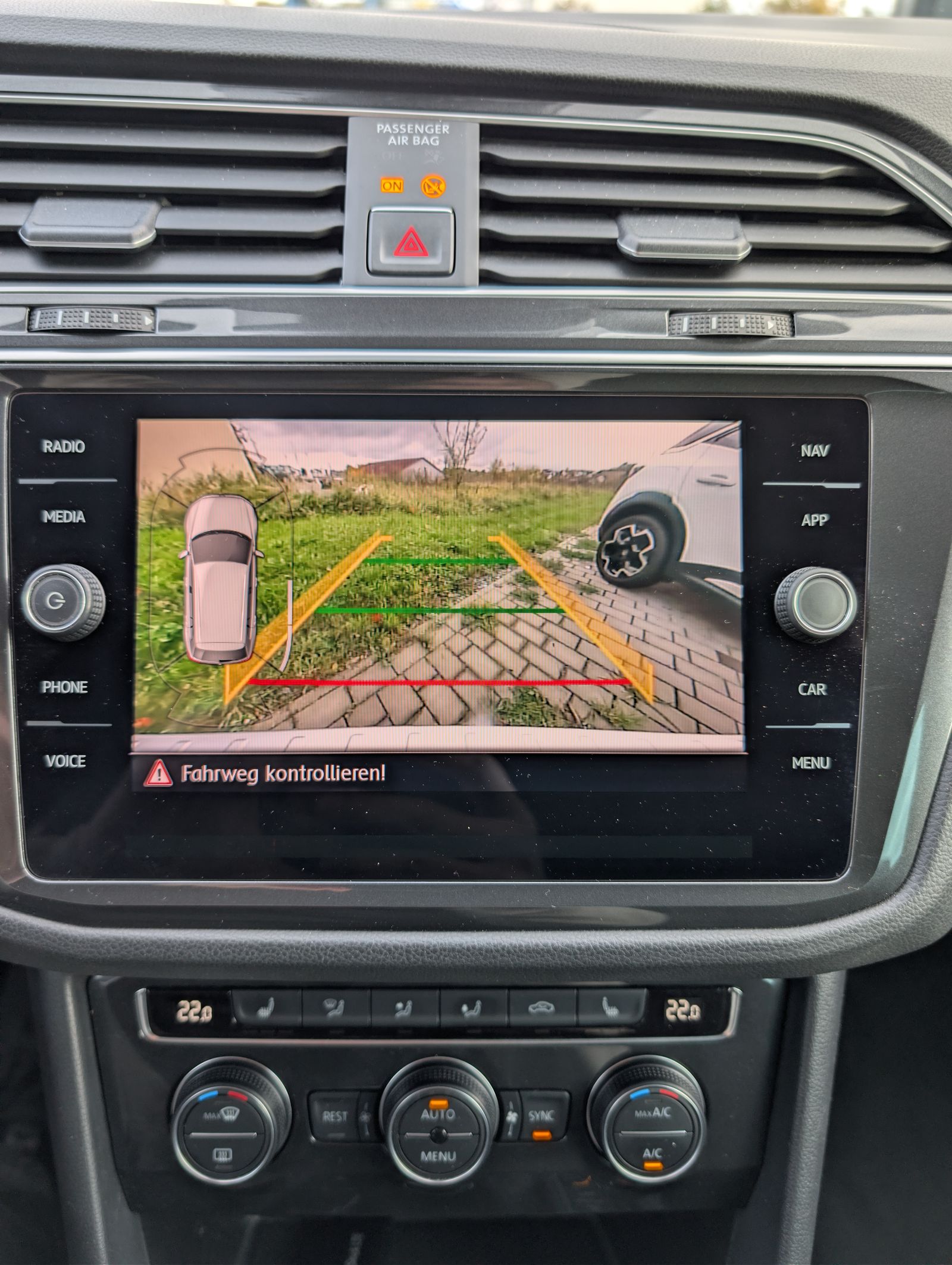 Fahrzeugabbildung Volkswagen Tiguan Comfortline Sound 1.4 TSI ACC SHZ NAV Parkl Kamera