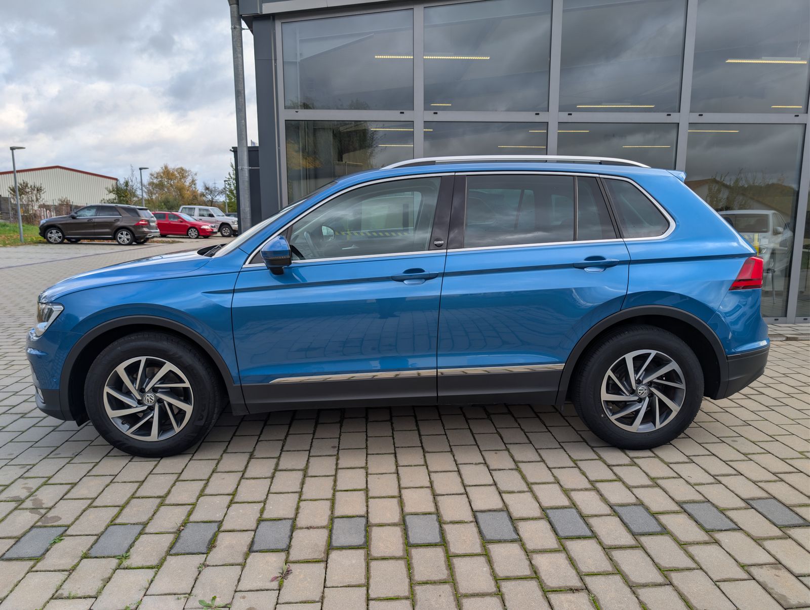 Fahrzeugabbildung Volkswagen Tiguan Comfortline Sound 1.4 TSI ACC SHZ NAV Parkl Kamera