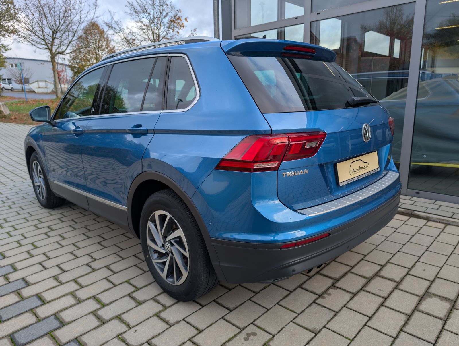 Fahrzeugabbildung Volkswagen Tiguan Comfortline Sound 1.4 TSI ACC SHZ NAV Parkl Kamera