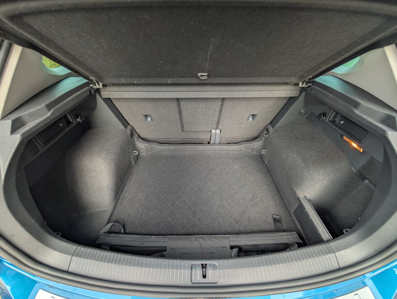 Fahrzeugabbildung Volkswagen Tiguan Comfortline Sound 1.4 TSI ACC SHZ NAV Parkl Kamera