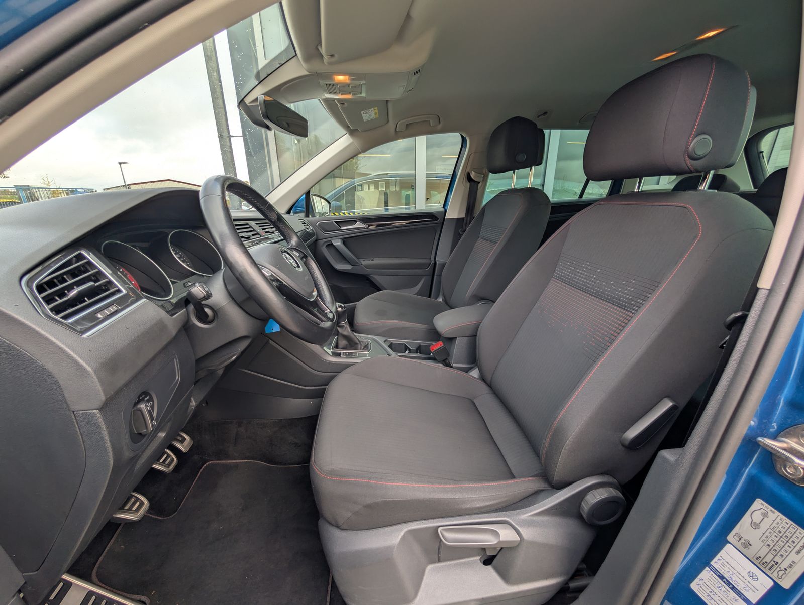 Fahrzeugabbildung Volkswagen Tiguan Comfortline Sound 1.4 TSI ACC SHZ NAV Parkl Kamera