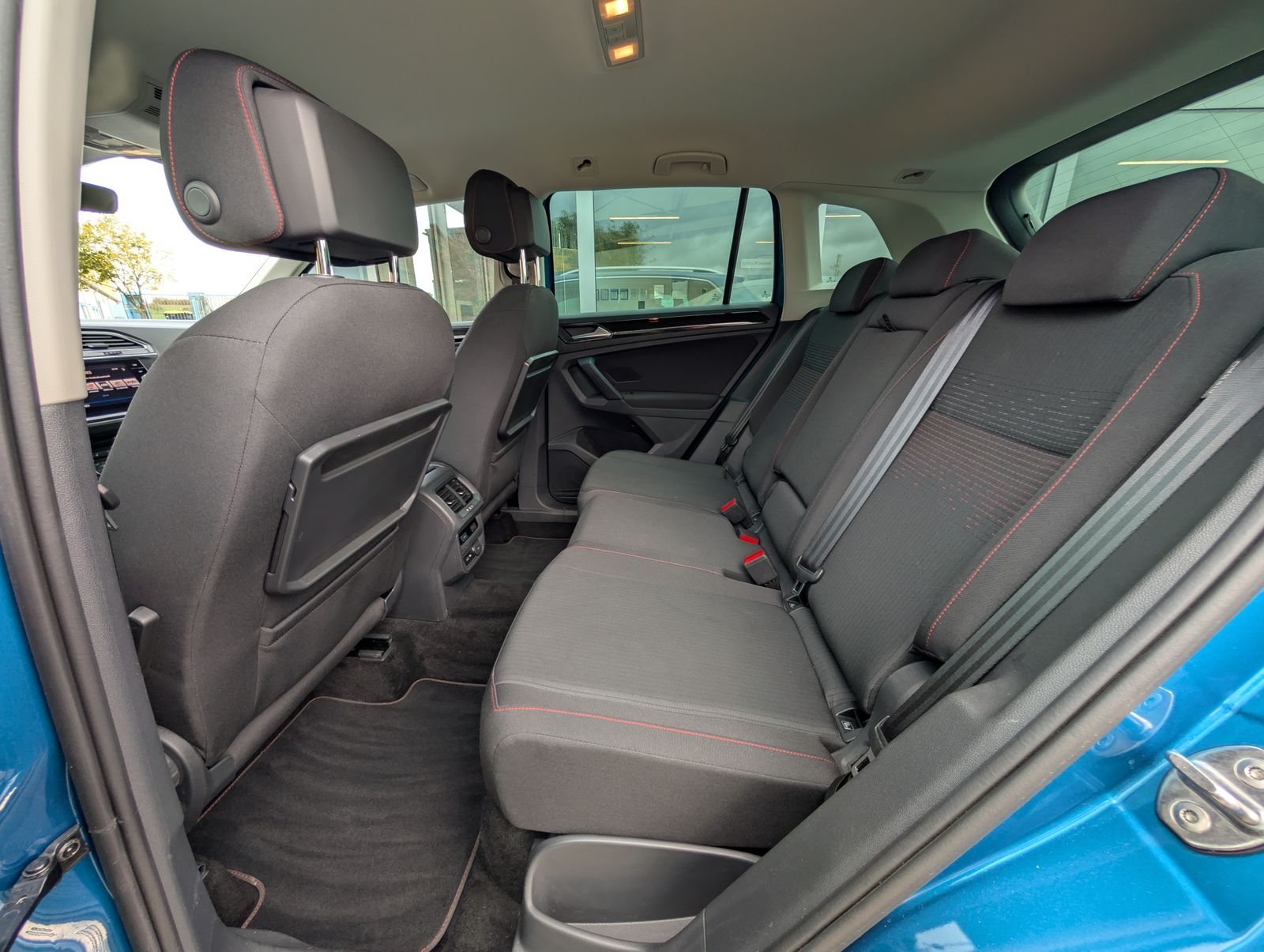 Fahrzeugabbildung Volkswagen Tiguan Comfortline Sound 1.4 TSI ACC SHZ NAV Parkl Kamera