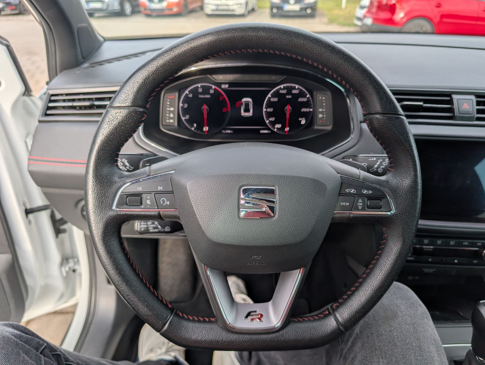 Fahrzeugabbildung SEAT Arona 1.5 TSI DSG FR ACC NAV PDC LED TWA RFK FLA BEATS