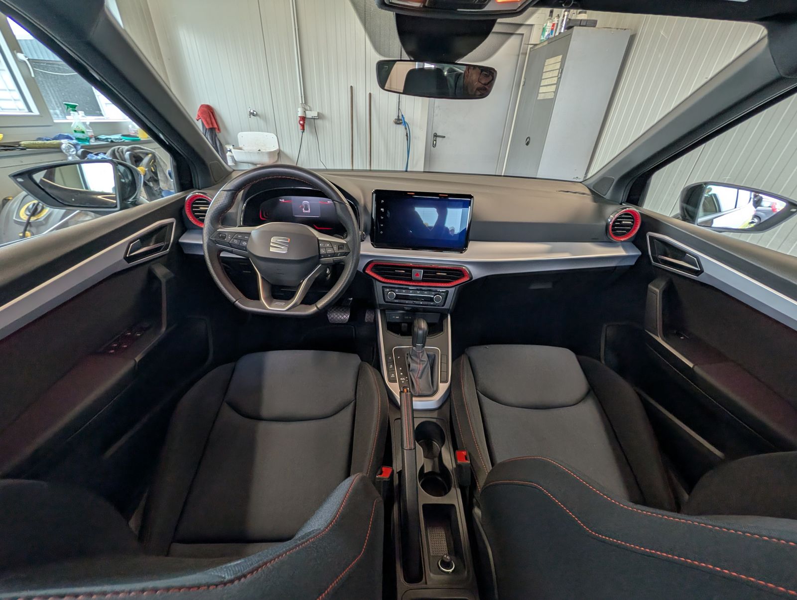 Fahrzeugabbildung SEAT Arona 1.0 TSI FR DSG LED VLB NAVI Carplay GJR Induktiv