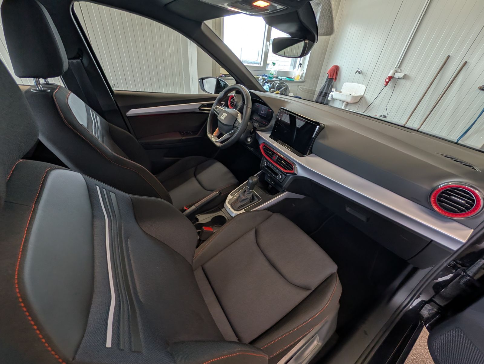 Fahrzeugabbildung SEAT Arona 1.0 TSI FR DSG LED VLB NAVI Carplay GJR Induktiv