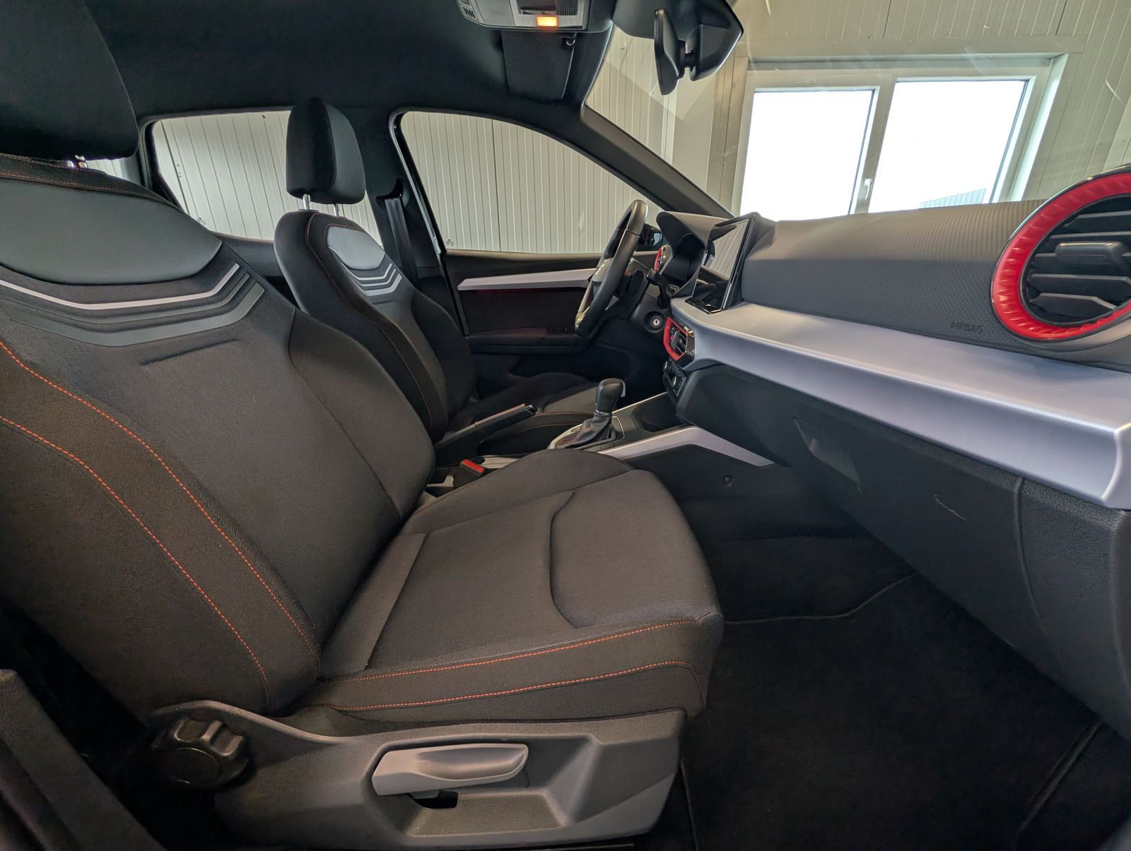 Fahrzeugabbildung SEAT Arona 1.0 TSI FR DSG LED VLB NAVI Carplay GJR Induktiv