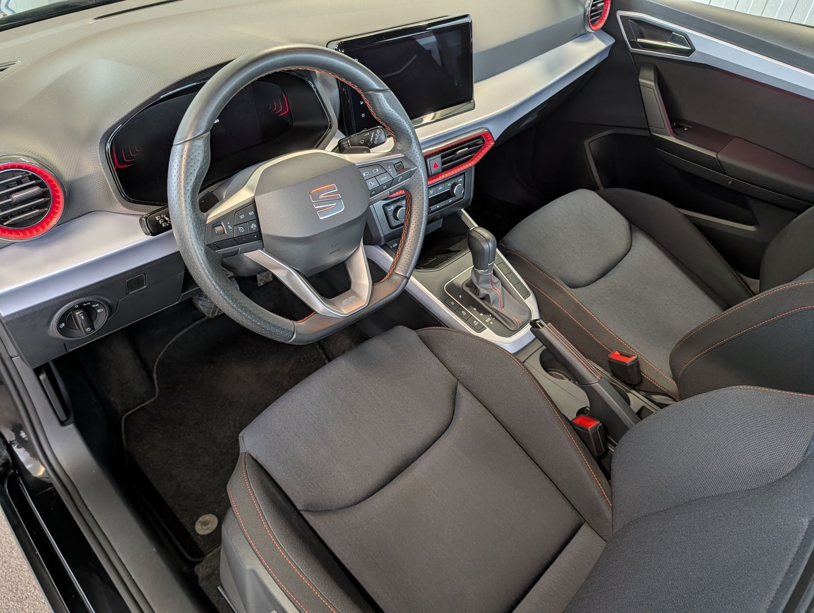 Fahrzeugabbildung SEAT Arona 1.0 TSI FR DSG LED VLB NAVI Carplay GJR Induktiv