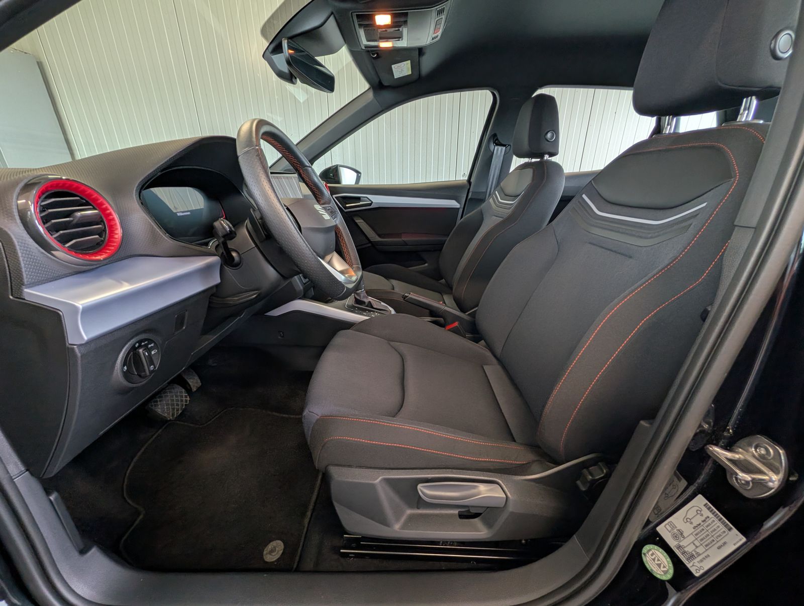 Fahrzeugabbildung SEAT Arona 1.0 TSI FR DSG LED VLB NAVI Carplay GJR Induktiv