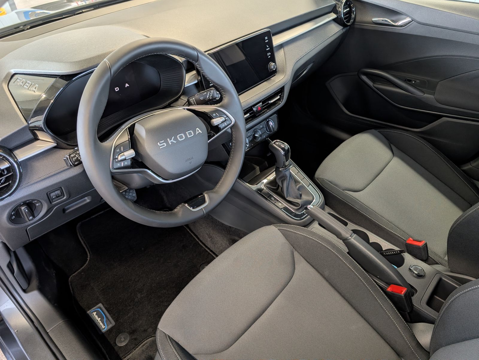 Fahrzeugabbildung SKODA Fabia Fabia 1.0 TSI Selection DSG LED Smart PDC SHZ VC