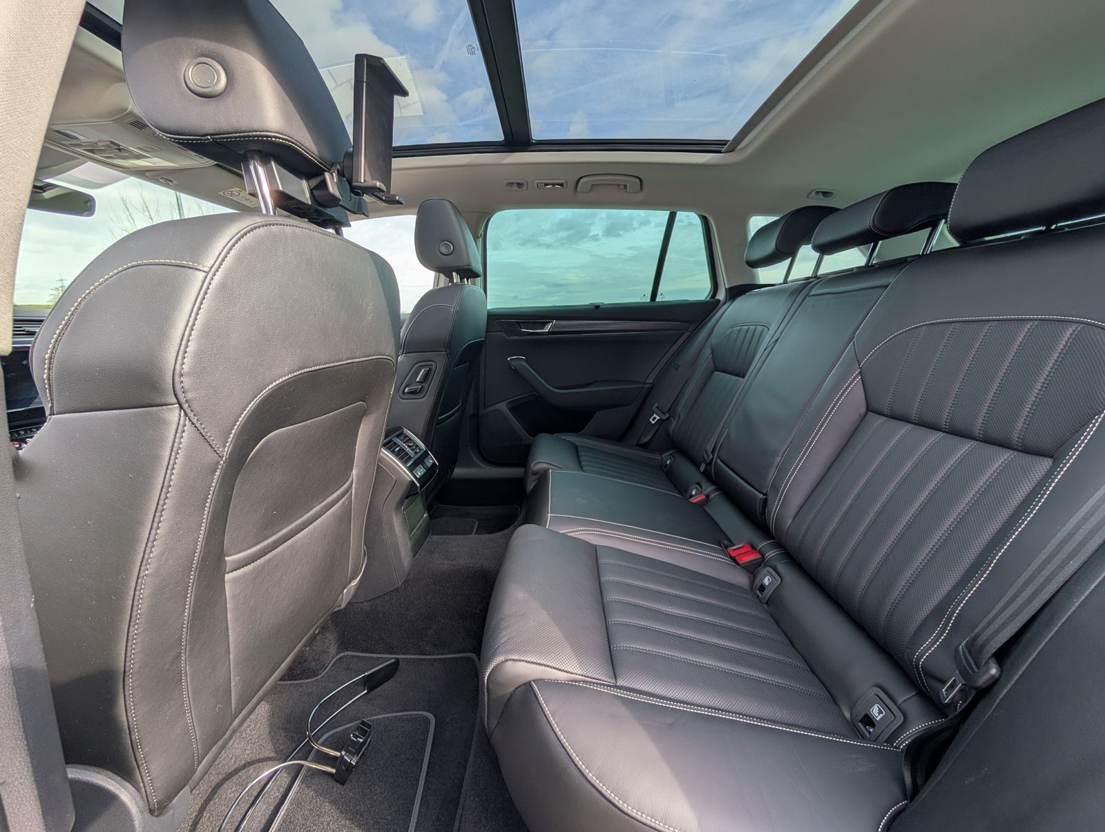 Fahrzeugabbildung SKODA Superb Combi 1.4 TSI DSG Style iV STH PANO NAV CANTON