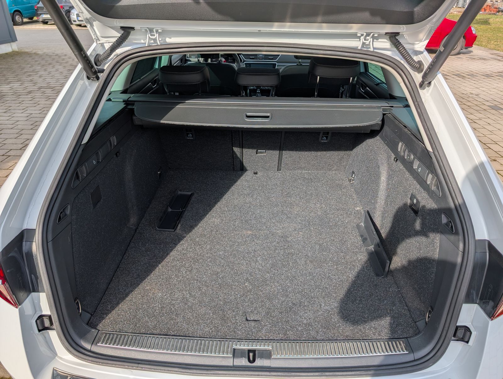 Fahrzeugabbildung SKODA Superb Combi 1.4 TSI DSG Style iV STH PANO NAV CANTON