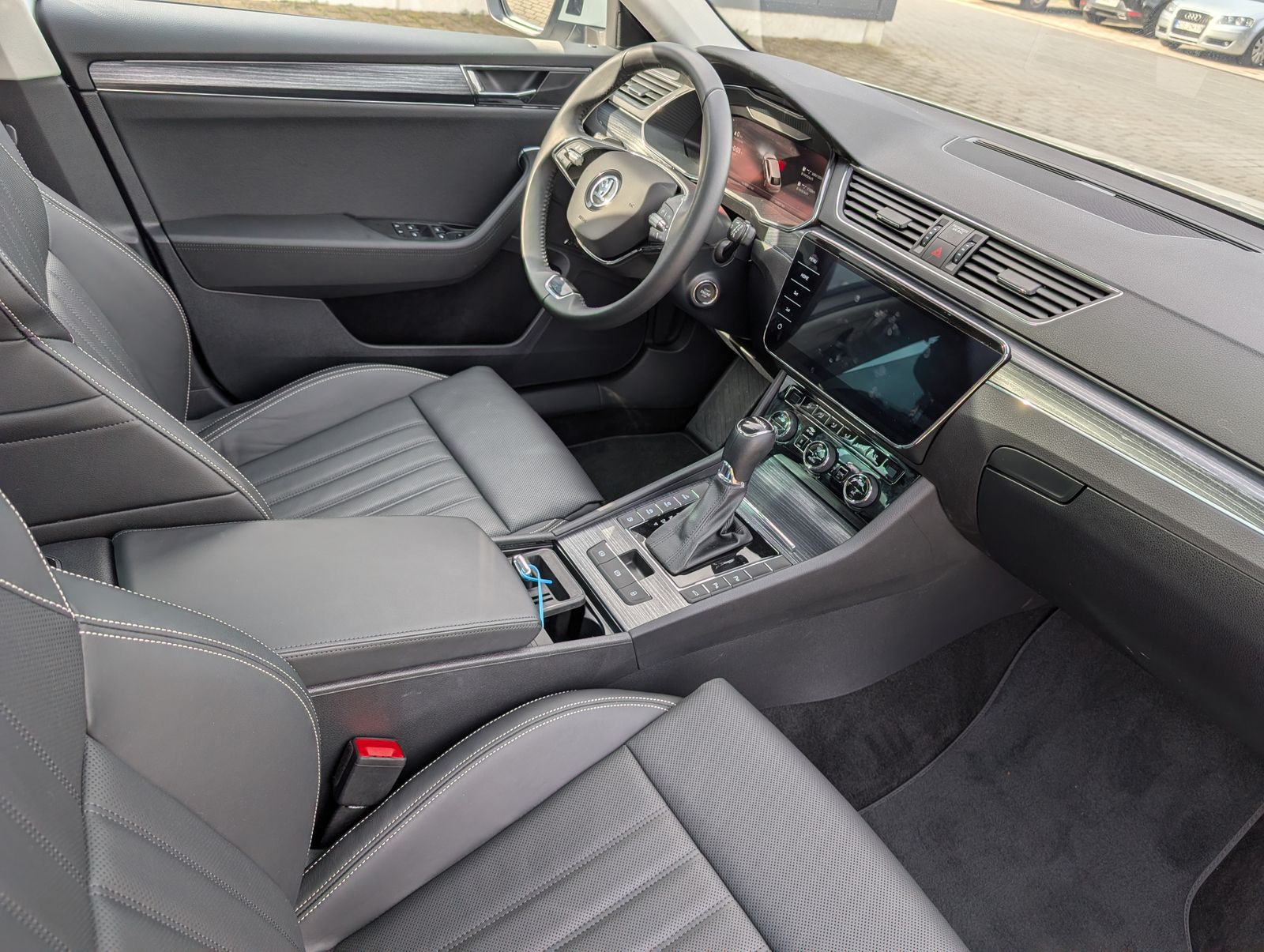 Fahrzeugabbildung SKODA Superb Combi 1.4 TSI DSG Style iV STH PANO NAV CANTON