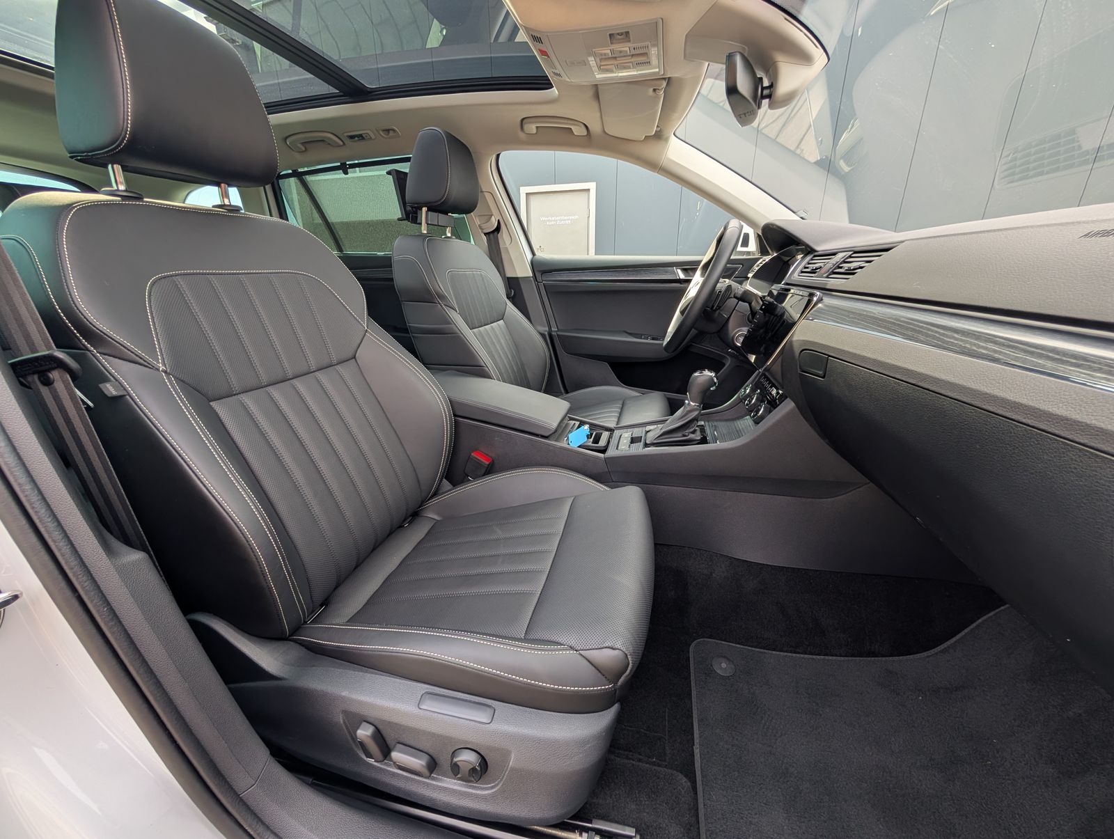 Fahrzeugabbildung SKODA Superb Combi 1.4 TSI DSG Style iV STH PANO NAV CANTON