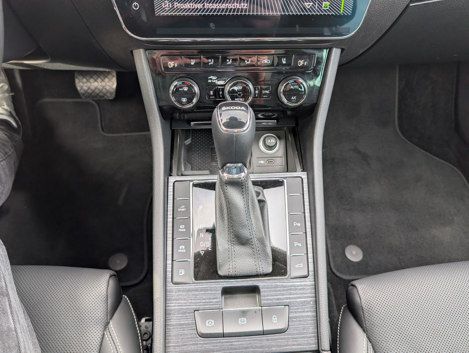 Fahrzeugabbildung SKODA Superb Combi 1.4 TSI DSG Style iV STH PANO NAV CANTON