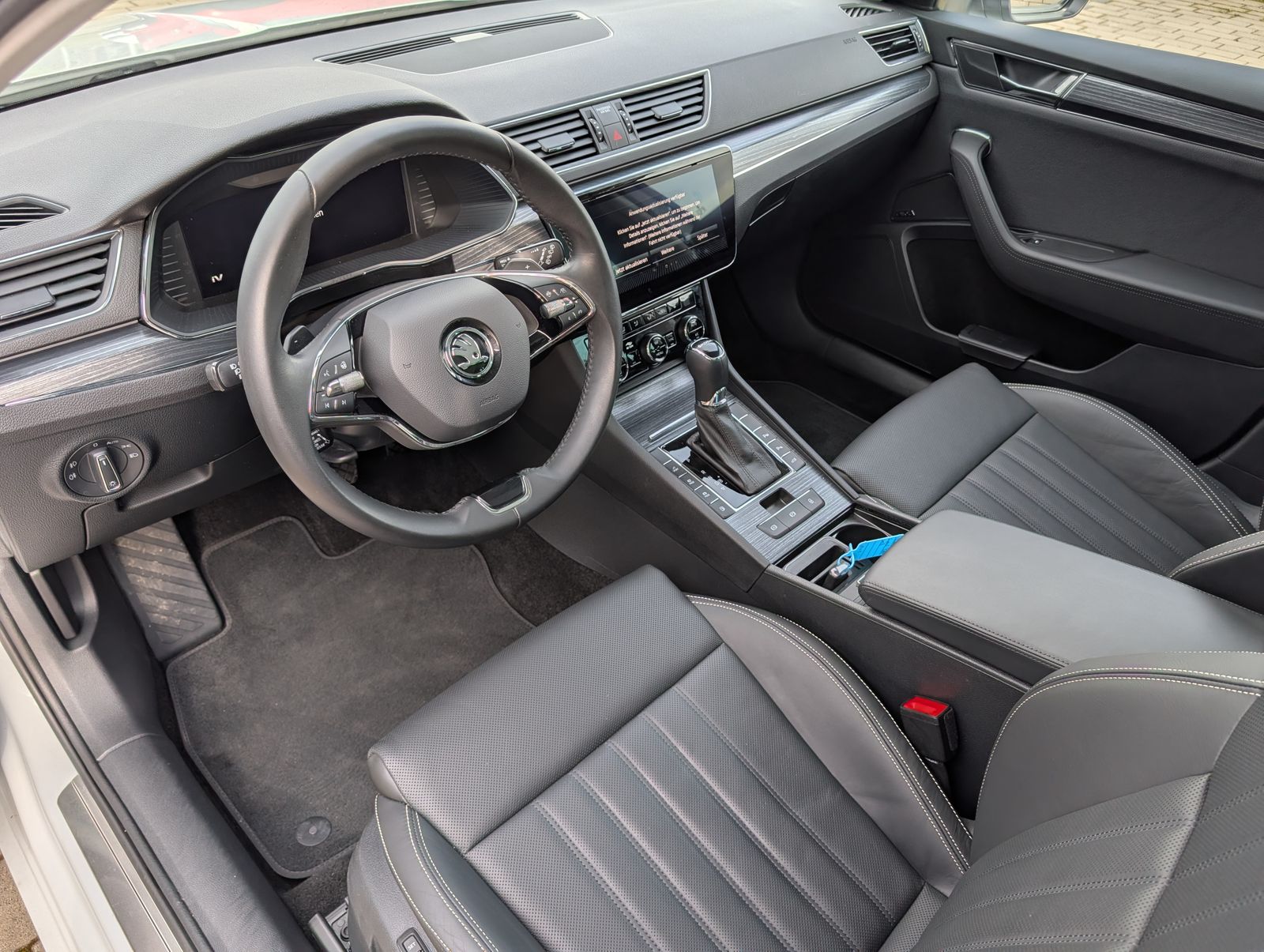 Fahrzeugabbildung SKODA Superb Combi 1.4 TSI DSG Style iV STH PANO NAV CANTON