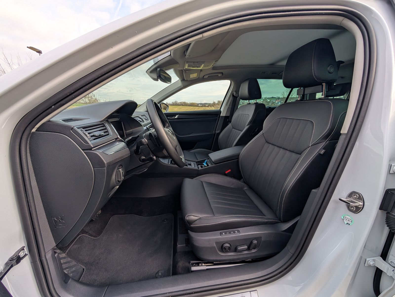 Fahrzeugabbildung SKODA Superb Combi 1.4 TSI DSG Style iV STH PANO NAV CANTON