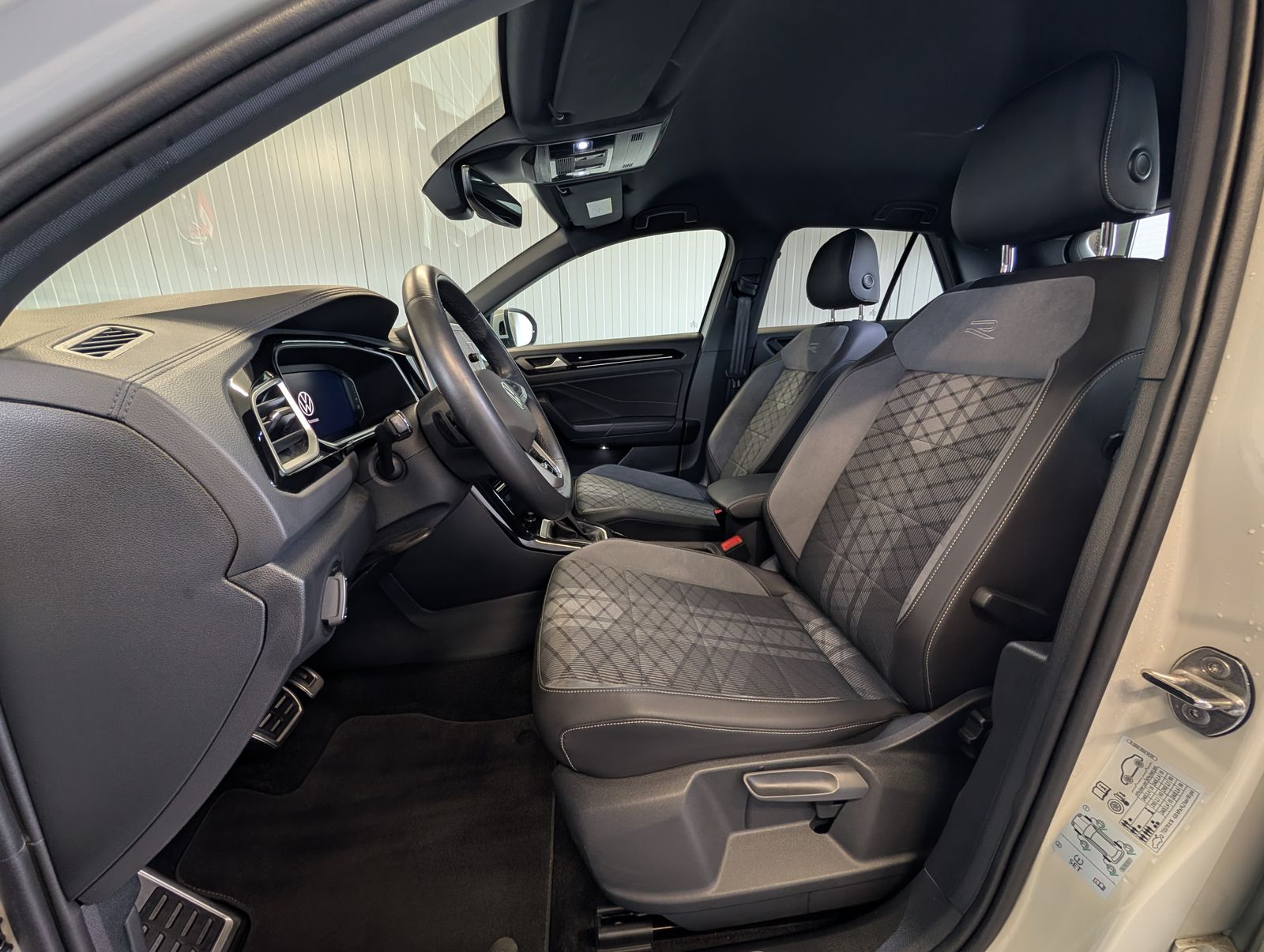 Fahrzeugabbildung Volkswagen T-Roc 1.5 TSI DSG R-Line LED ACC RFK SHZ IQ DRIVE APP