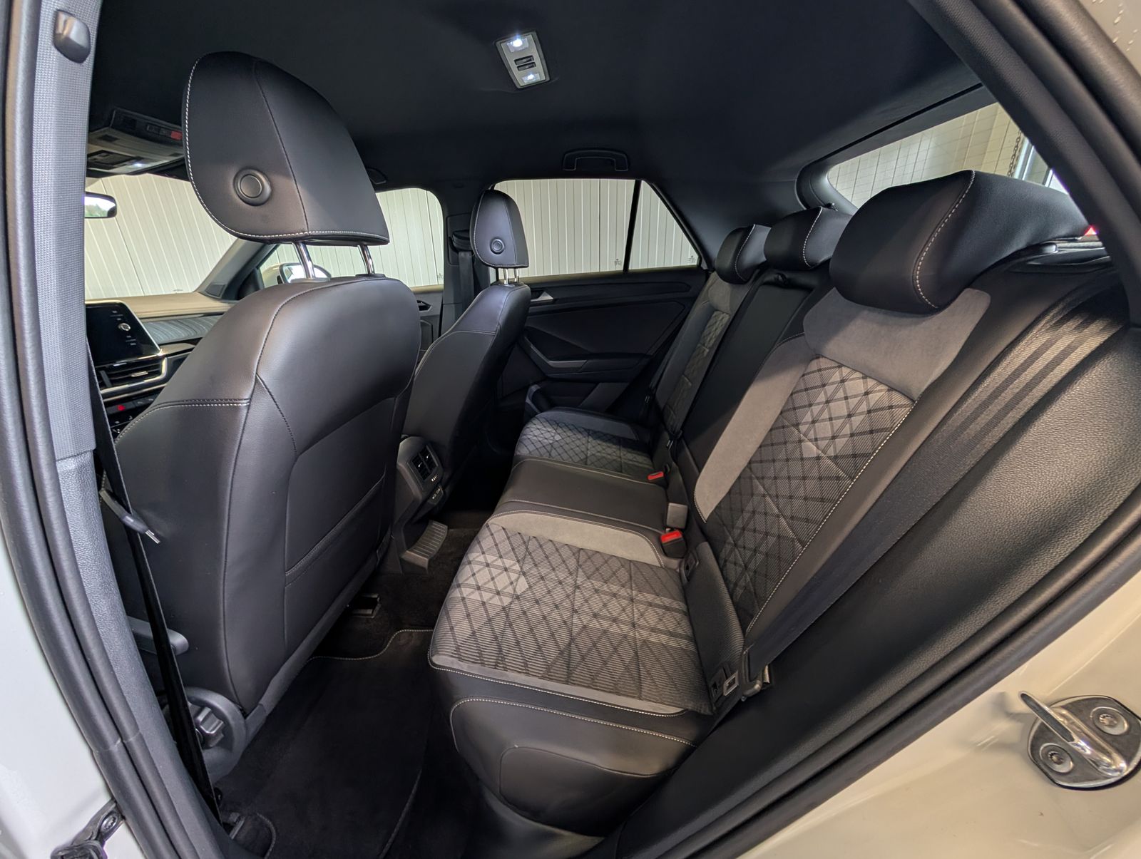 Fahrzeugabbildung Volkswagen T-Roc 1.5 TSI DSG R-Line LED ACC RFK SHZ IQ DRIVE APP