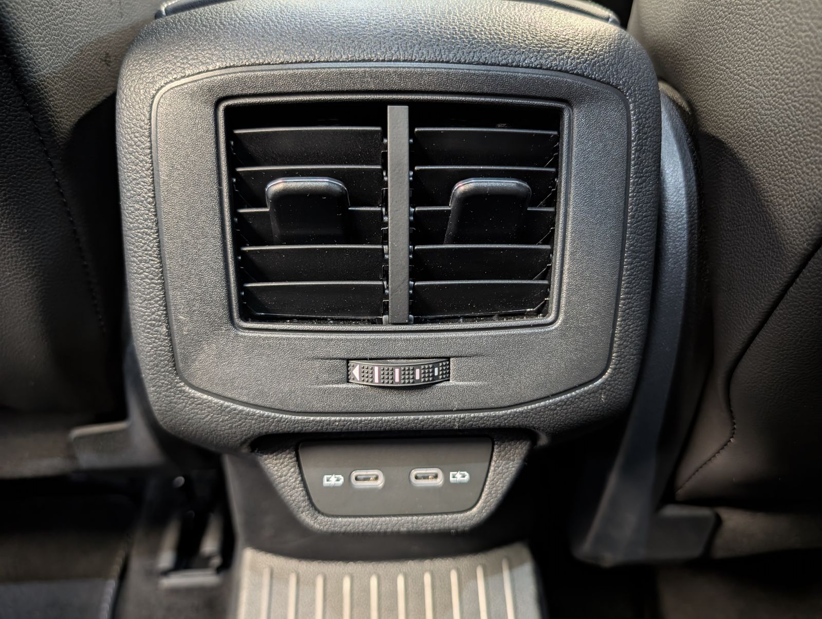 Fahrzeugabbildung Volkswagen T-Roc 1.5 TSI DSG R-Line LED ACC RFK SHZ IQ DRIVE APP