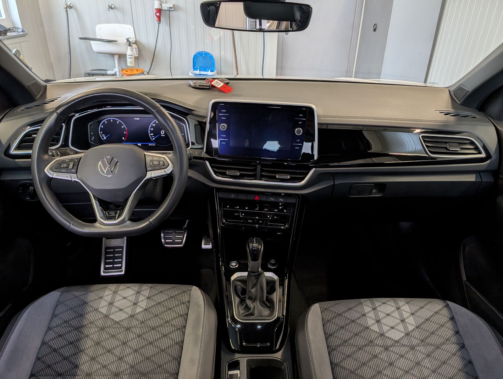 Fahrzeugabbildung Volkswagen T-Roc 1.5 TSI DSG R-Line LED ACC RFK SHZ IQ DRIVE APP