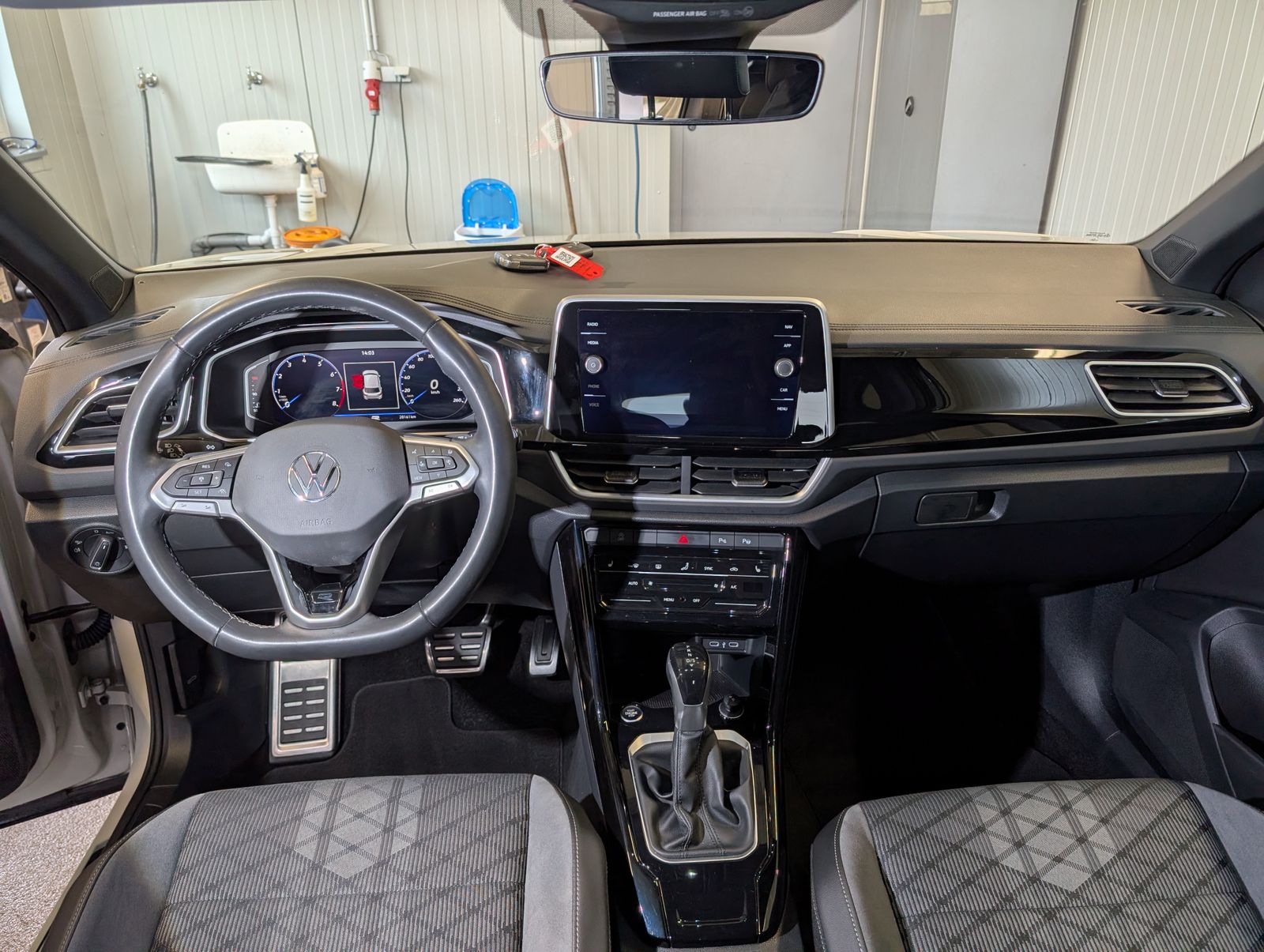 Fahrzeugabbildung Volkswagen T-Roc 1.5 TSI DSG R-Line LED ACC RFK SHZ IQ DRIVE APP