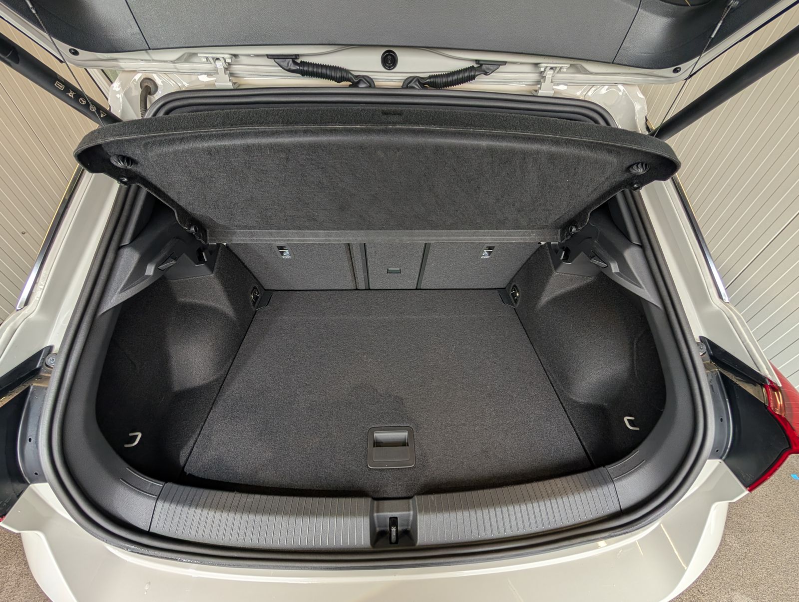 Fahrzeugabbildung Volkswagen T-Roc 1.5 TSI DSG R-Line LED ACC RFK SHZ IQ DRIVE APP