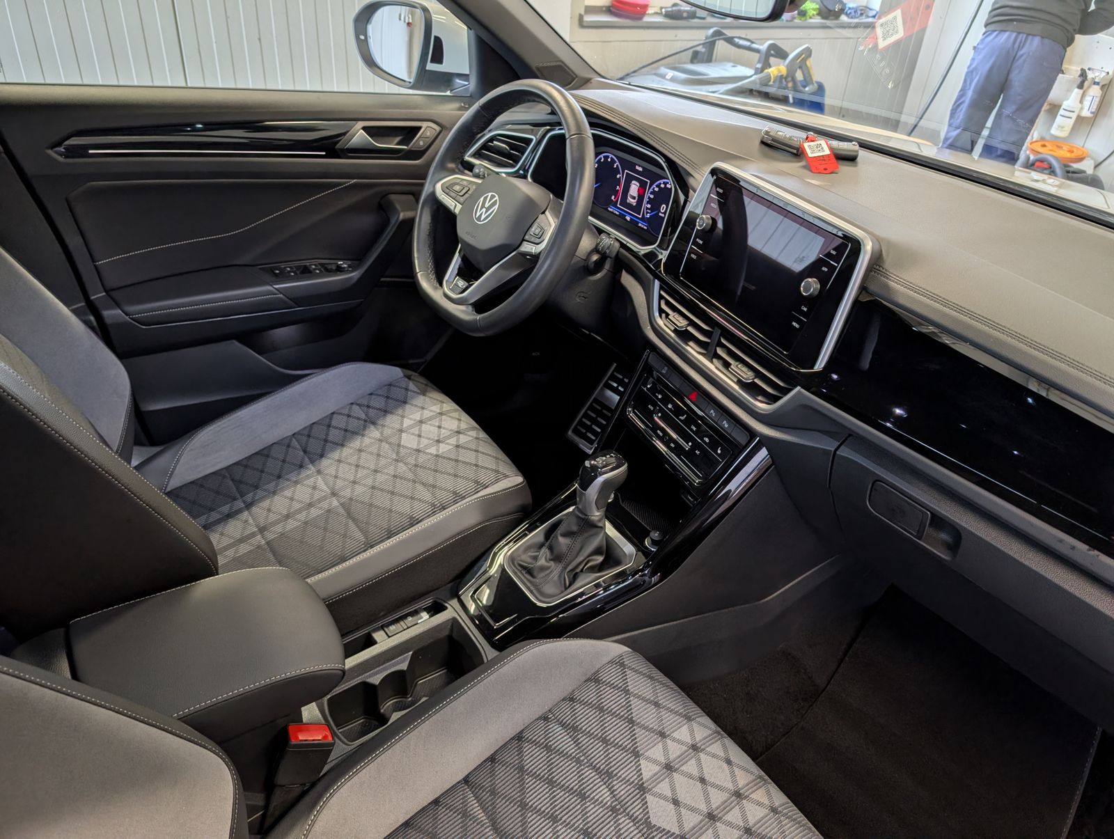 Fahrzeugabbildung Volkswagen T-Roc 1.5 TSI DSG R-Line LED ACC RFK SHZ IQ DRIVE APP