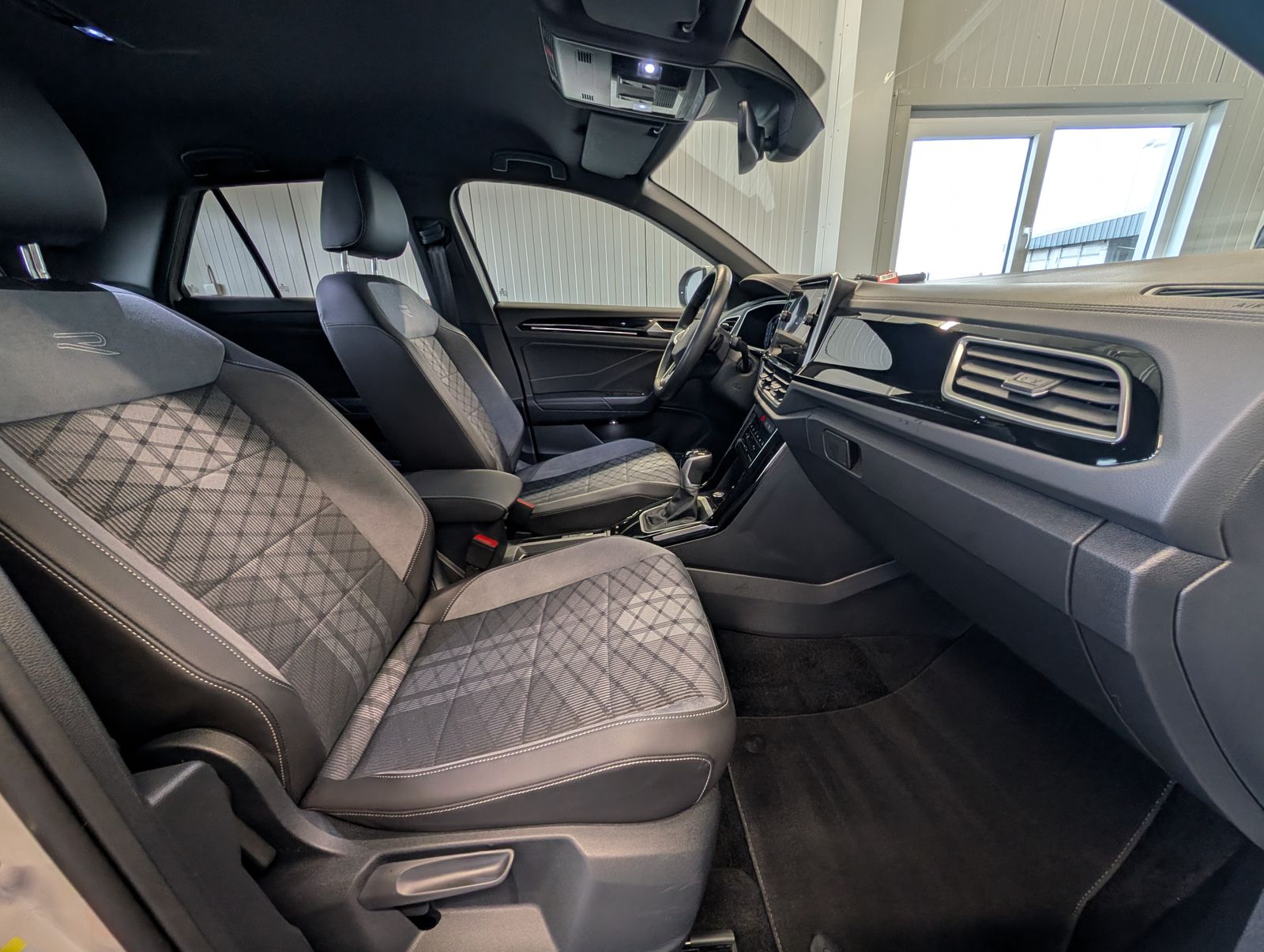 Fahrzeugabbildung Volkswagen T-Roc 1.5 TSI DSG R-Line LED ACC RFK SHZ IQ DRIVE APP